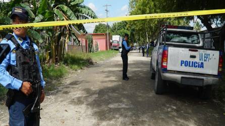 Agentes y técnicos de la Policía Nacional realizaron la requisa en la escena de la muerte del taxista Geovany Alvarado.