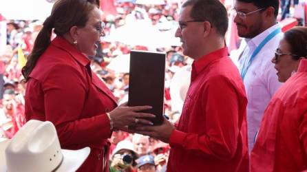 La presidenta de Honduras, Xiomara Castro, entrega el reconocimiento al ministro de Comunas y Movimientos Sociales, Jorge Arreaza.