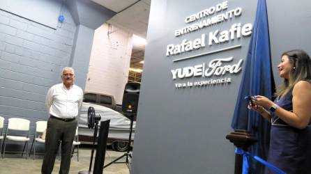 El Presidente del Consejo Directivo de la empresa, Rafael Kafie, fue sorprendido al develar el nombre del nuevo centro de entrenamiento y salas de juntas, pues lleva su nombre.