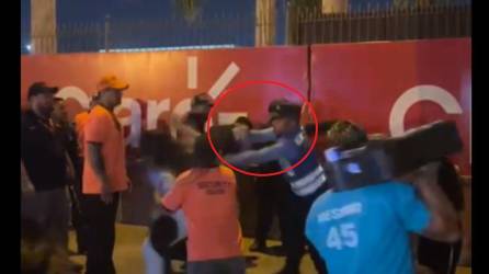 VIDEO: Policía agrede a mujer en concierto de Broncos en SPS