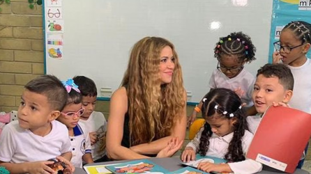 Shakira junto a los estudiantes de la nueva institución.