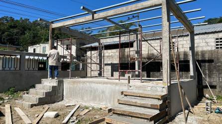 Obreros trabajan en la construcción del cerco perimetral lateral y trasero, escenario, baños dentro de las aulas, entre otras áreas.