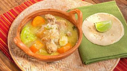 Acompaña tu sopa de gallina india con tortillas y limón al gusto.