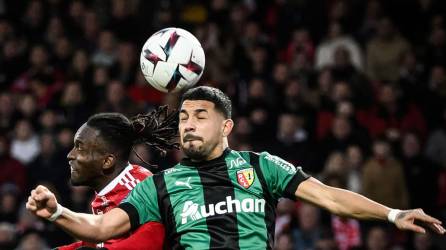 El hondureño Alberth Elis salta por el balón con el argentino Facundo Medina del Lens.