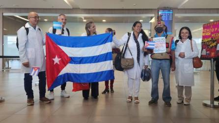 Fotografía muestra la llegada de médicos cubanos a Honduras.