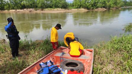 Elementos del Cuerpo de Bomberos ayudaron a sacar el cuerpo del río Aguán en Tocoa.