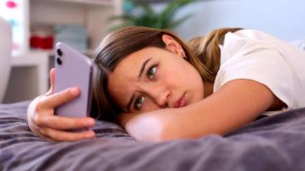 Los jóvenes y adolescentes son los más vulnerables, aunque también afecta a adultos que dependen mucho de la validación social o profesional.