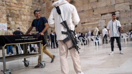 Es común ver soldados fuera de servicio armados en Israel. En el Muro de los Lamentos.