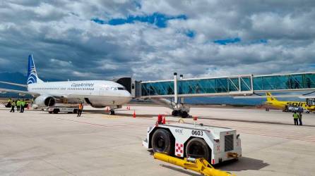 Terminal. Palmerola cuenta con siete mangas y capacidad para atender 13 aviones al mismo tiempo.