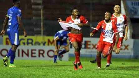 Christian Manaiza celebrando el gol que le está dando el triunfo al Vida en el Clásico Ceibeño contra el Victoria.