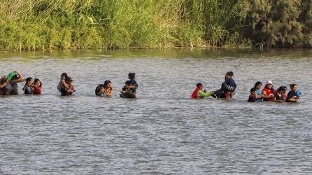 No hay día que agencias de noticias como la AFP no tengan fotos de migrantes centroamericanos, muchos de ellos hondureños, cruzando fronteras como las del río Bravo.