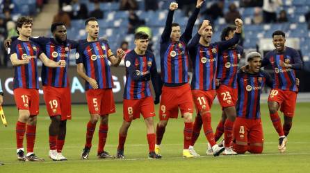 Los jugadores del FC Barcelona celebran la victoria tras los penales en el partido de semifinales de la Supercopa de España contra el Real Betis.