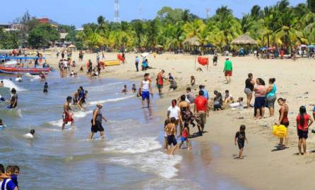 Hondureños en una playa | Fotografía de archivo