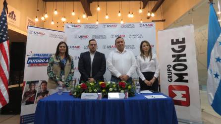 El evento de firma se realizó en las instalaciones de USAID en San Pedro Sula, contando con la participación de Álvaro Real, Gerente General de Grupo Monge, y el Director de Fundaciones del proyecto “Creando Mi Futuro Aquí”, David Medina.