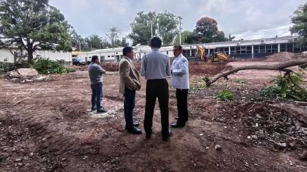 El ministro de Salud, José Manuel Matheu, supervisó el avance de las obras de construcción junto a los representantes del OIEA.