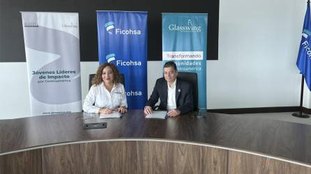 La alianza fue firmada por Magda Pérez, directora de País Glasswing Internacional y José Arturo Alvarado, vicepresidente de regional de Finanzas y Servicios Corporativos.