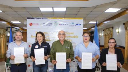 Fuad Handal, representante de la ANDI, Karla Ávila, de Fundación AB InBev y Cervecería Hondureña, Gustavo Mejía, alcalde de Choloma, la doctora Fedra Thiebaud, directora de IHADFA y Lesy Fasquelle, por la Coalición Comunitaria Antidrogas de América CADCA, durante los actos de presentación de los programas “Desafío Responsable” y “Escalemos”.