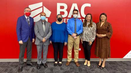 Ejecutivos de BAC Credomatic Jorge Pineda (izq.), Mónica Arita y Claudia Narváez (der.); al centro los ganadores de la promoción: Luis Enrique Santos y Rosario González, acompañada de su esposo Reynaldo Salinas.