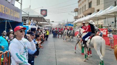 Desfile hípico en las calles ceibeñas previo al gran carnaval.