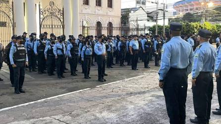 Policías hondureños formados antes de hacer operativos en las colonias con alta incidencia criminal.
