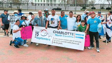 <b><span class=mln_uppercase_mln>Protesta.</span></b> Ayer hubo un pequeño grupo de hondureños y se espera que hoy haya más.