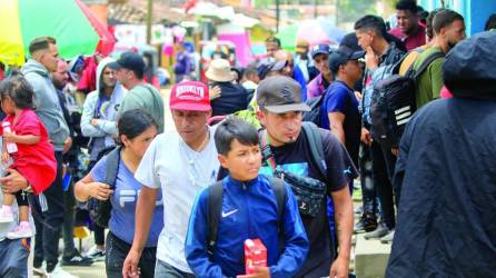 Migrantes en la zona oriental de Honduras buscando salvoconductos para circular por el país.