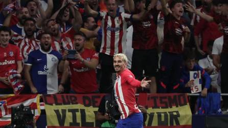 Griezmann celebra y atrás la euforia de la afición del Atlético de Madrid.