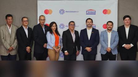 Ejecutivos de la Financiera Solidaria S. A. (Finsol), Mastercard y Processusnet se hicieron presentes a la firma de la alianza.