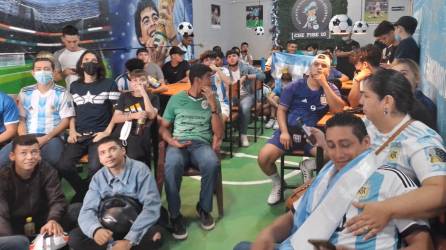 Los hondureños abarrotaron el restaurante Chepibe10 desde las 8:00 am para ver el último partido del Mundial Qatar 2022.
