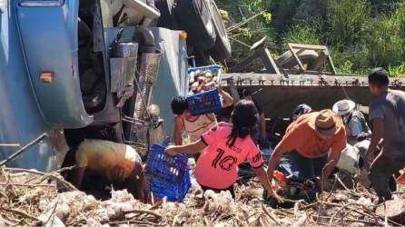Una rastra terminó con las llantas hacia arriba tras caer a una hondonada luego de sufrir desperfectos mecánicos en Copán