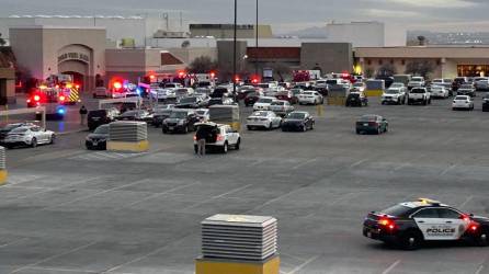 La policía detuvo a dos sospechosos por el tiroteo en un centro comercial de El Paso que dejó un muerto y tres personas heridas.