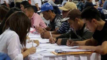 Hondureños aplicando a un trabajo en feria de empleo | Fotografía de archivo