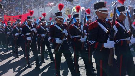 Los cadetes de la Academia Nacional de Policía (ANAPO) fueron de los primeros en desfilar en la capital hondureña. Aquí hicieron su entrada al estadio nacional José de la Paz Herrera en celebración de los 202 años de Independencia de Honduras.