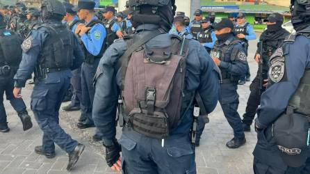 Elementos de la Policía Nacional listos para salir a operativos en el valle de Sula.