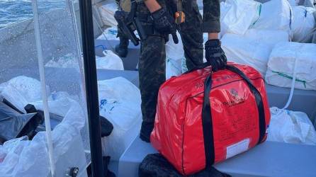 Cuatro colombianos y dos hondureños fueron capturados el domingo cuando se transportaban en una lancha rápida en el Caribe de Honduras con un cargamento de cocaína.