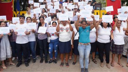 Autoridades municipales y educativas del departamento de Cortés declararon al municipio de San Manuel libre de analfabetismo. Es el primero de los 12 municipios de Cortés en declararse libre de analfabetismo.
