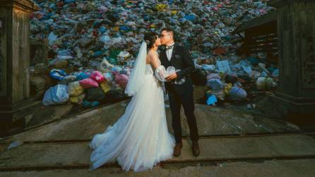 Una pareja de enamorados decidió que su sesión de fotografías como esposos fuera entre la basura para concienciar a sus invitados de generar residuos inútiles y reciclar