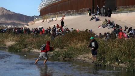 La frontera sur, entre México y Estados Unidos, vive una crisis migratoria sin precedentes. Miles de ciudadanos centroamericanos y sudamericanos intentan cruzar diariamente hacia territorio estadounidense en busca de mejores oportunidades de vida.