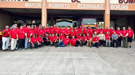 Los asistentes disfrutaron de una amena tarde en la central del Benemérito Cuerpo de Bomberos de San Pedro Sula.