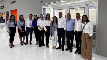 Ejecutivos y colaboradores de la nueva agencia de Ficohsa en la tienda Diunsa en Comayagua.