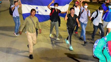 Un grupo de hondureños caminar rumbo a Estados Unidos.