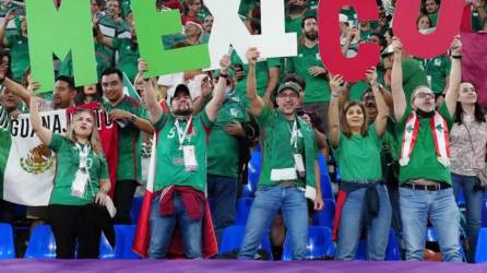 La sanción de la FIFA a México se debe a los cánticos discriminatorios de los aficionados mexicanos en el Mundial de Qatar 2022.