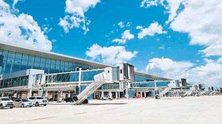 La nueva terminal aérea de Palmerola ya tiene instaladas sus primeras mangas para que los pasajeros puedan abordar. Dentro de las instalaciones del aeropuerto se están terminando los últimos detalles para este viernes. Spirit Airlines será la primera empresa en volar en Palmerola, PIA ofrecerá transporte de Tegucigalpa a Comayagua de forma gratuita.