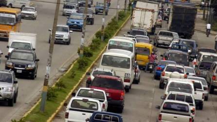Vehículos transitando por una carretera de Honduras | Fotografía de archivo