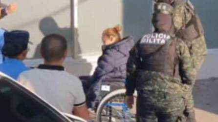 La exministra Rocío Tábora es llevada a su audiencia inicial por militares en una silla de rueda.