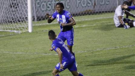 Óscar Barrios se apresta a celebrar su gol-.