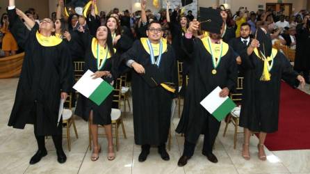 Estudiantes de UTH lanzan el birrete en gala de graduación.