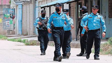 Policía de Honduras patrullando en una zona de alta incidencia de maras y pandillas.
