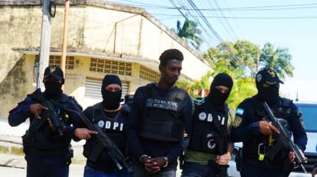 Las autoridades de Honduras informaron este martes la captura del presunto autor material del asesinato de tres mujeres de la etnia garífuna (negra), tiroteadas hace una semana en una playa en el Caribe del país.