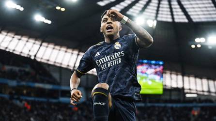 Rodrygo celebra el primer gol del Real Madrid en la cancha del Manchester City.